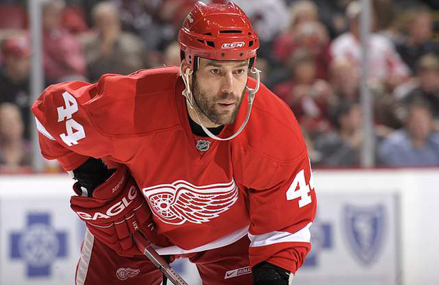 Todd Bertuzzi does his best Datsyuk impression during Red Wings scrimmage